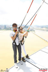 组图：谢霆锋游澳门寻找美食 Angelababy吃不胖