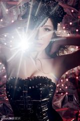 组图：萧亚轩曝新专辑封面 打造强烈视觉冲击