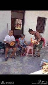 组图：孙兴海南灾区赈灾 烈日下挥汗抗救灾物资