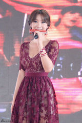 组图：柳岩出席活动 与保安合影被赞很亲和