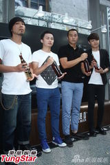 组图：张孝全为电影健身 拉筋冷笑喊：很辛苦