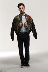 组图：帅气暖男尹正写真 复古夹克帅气有型