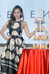 组图：张靓颖台湾办加盟发布会 索尼赠金麦