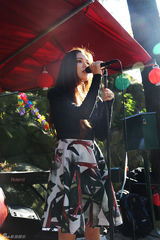 组图：朱婧芬兰献唱 异国街拍展秋日时尚