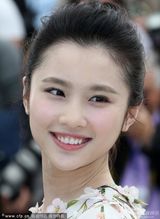 组图：巩俐黑裙透视气场强 新谋女郎笑靥如花