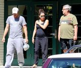 组图：米拉库尼斯挺圆滚孕肚似大妈 库彻紧随