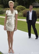 组图：比美！艾玛回眸浅笑章子怡开怀大笑