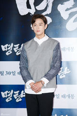 组图：崔岷植李贞贤亮相《鸣梁》试映会