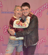 组图：粉丝福利！麦莉-赛勒斯后台让男粉丝摸胸