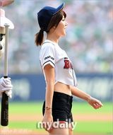 组图：Rainbow佑丽胜雅任棒球赛开场嘉宾