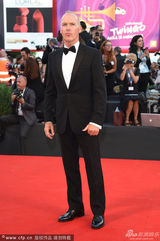 组图：威尼斯开幕 迈克尔-基顿光头帅气亮相