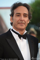 组图：威尼斯评审团主席迪斯普拉特携妻现身