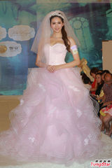 组图：何傲儿避谈旧爱 爆乳披婚纱有出嫁感觉