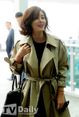 组图： 金成玲赴戛纳影展 墨镜风衣显女王气质