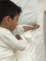 组图：王中磊晒威廉熟睡照 小男神侧颜帅气