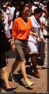 组图：王菲李亚鹏出席嫣然活动 橘色衬衣抢眼