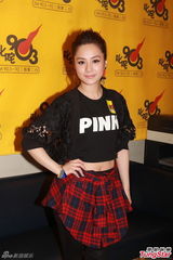 组图：阿娇(钟欣桐)露脐装宣传新专辑 称暂无意恋爱