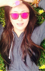 组图：杨童舒草原秀贵妃卧 穿休闲装拥抱自然