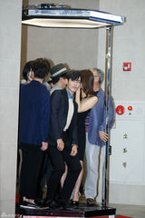 独家：崔丹尼尔宣传新片戴眼镜似哈利波特