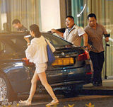 组图：43岁黎姿抱女出行 陪富豪老公与婆婆聚餐