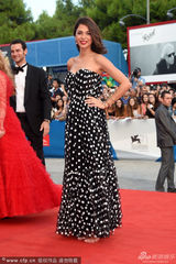 组图：女评委莫兰-阿蒂亚斯圆点裙现身红毯