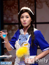 组图：《法国小姐》试演 “叹妈”顶爆炸头登台