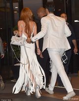 组图：林赛与白衣帅哥进酒店 拉面长裙大露美背