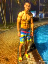 组图：蒋劲夫40天瘦24斤 大晒腹肌人鱼线