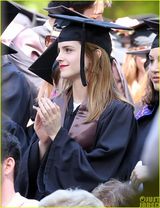 组图：高材生艾玛大学毕业 穿学士服气质美艳