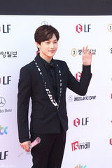 独家高清：又是一年百想红毯 众星云集争奇斗艳