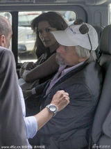 组图：道格拉斯全家抵机场 泽塔琼斯小露香肩