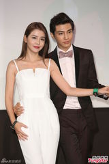 组图：炎亚纶李毓芬现身签书会 (炎亚纶遭讥整形关微博)