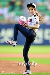 组图：韩星安素美为棒球赛开球露脐超性感