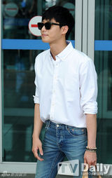组图：韩星朴瑞俊穿白衬衣牛仔裤变森男