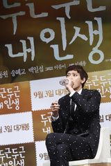 组图：宋慧乔粉嫩宣传新片 短裙落座险走光