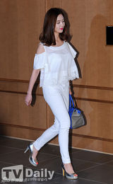 组图：少女时代Sunny助阵派对 白裙显清纯可爱