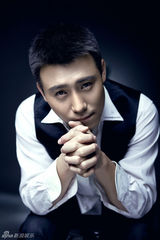 组图：李乃文未来感写真演绎时尚萌叔