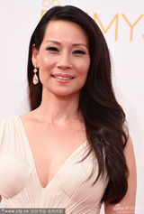 组图：刘玉玲深V美裙性感亮相艾美红毯