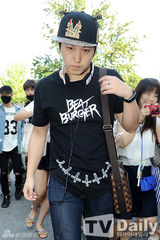 组图：Super Junior回归赴电视台彩排 粉丝围堵拍照忙