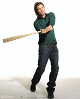 组图：布拉德-皮特拍运动写真 新郎官帅气挥棒