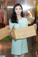 组图：景甜面若桃花亮相剪彩 胸前镂空透露性感