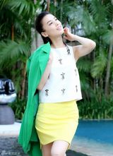 组图：黄圣依清新妆容 街头拍写真享受美好时光