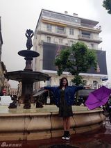 组图：菅韧姿戛纳街拍 清新演绎雨中浪漫