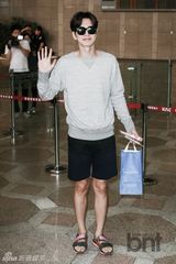 组图：朴海镇现身机场 平易亲和好似邻家欧巴