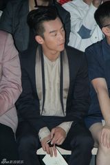 组图：郑恺米兰时装周收官秀 俏皮绅士范儿迷人