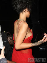 组图：蕾哈娜艳红薄纱蔽体春色遮不住