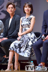 组图：李贞贤着水墨画连衣裙出席优雅含蓄