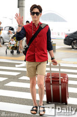 组图：韩星朴珉宇徐康俊休闲装扮现身机场