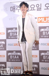 组图：韩团B1A4开节目发布会 带你去旅游