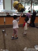 组图：张柏芝带两子出游 两萌娃遭怪阿姨包围